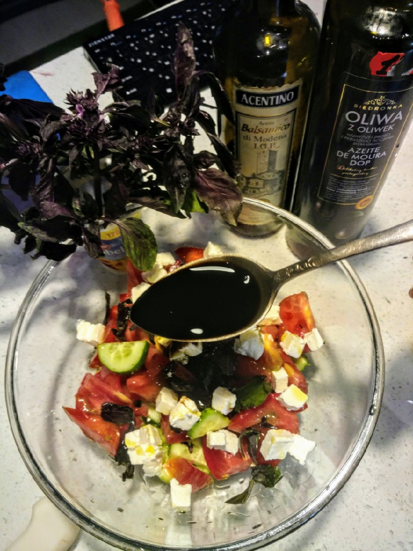 Овощной салат с базиликом и сыром фета.🥗