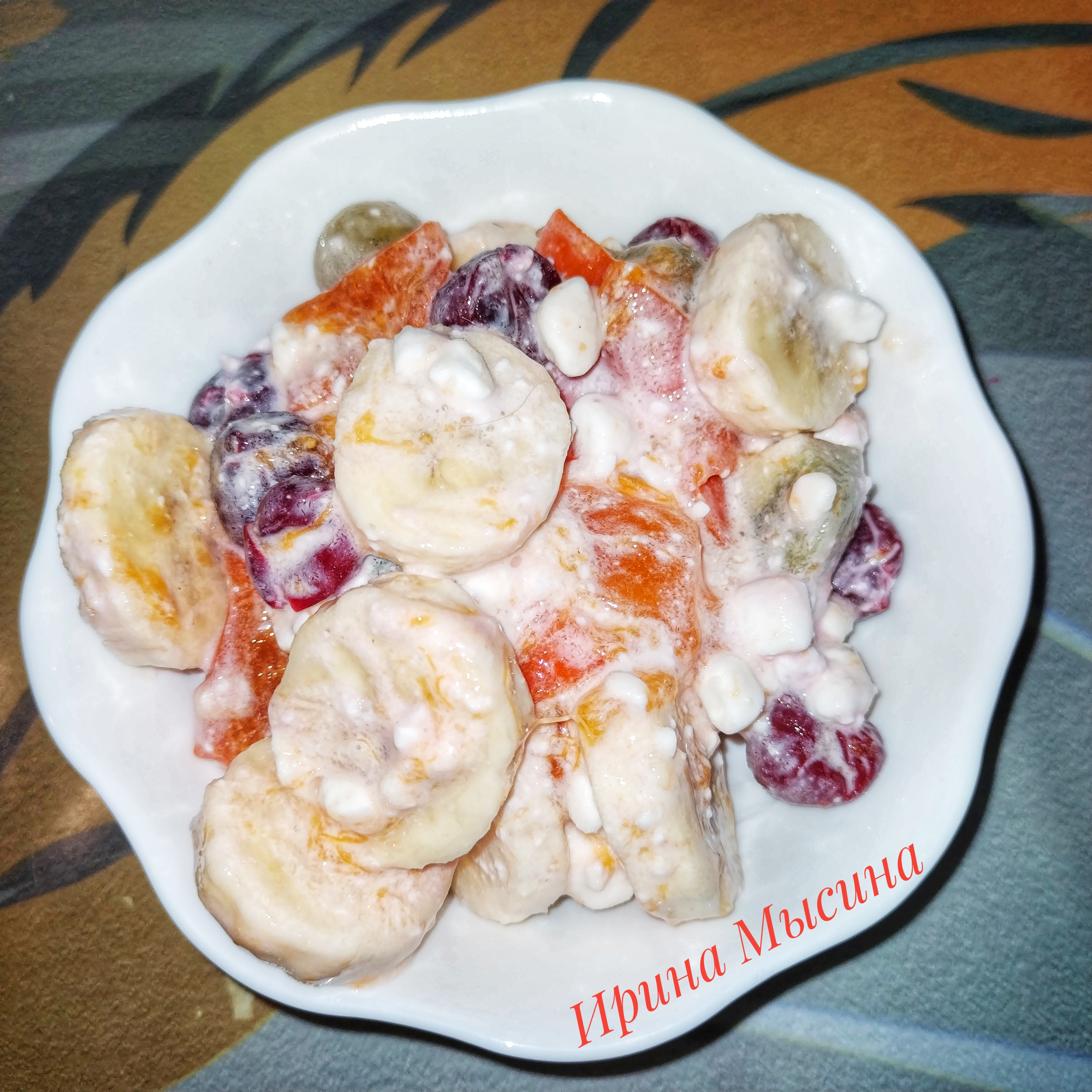 Фруктовый салат с зерненным творогом 