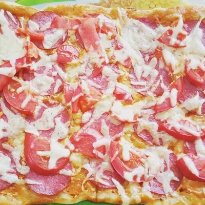Пицца домашняя с колбасой и помидорами