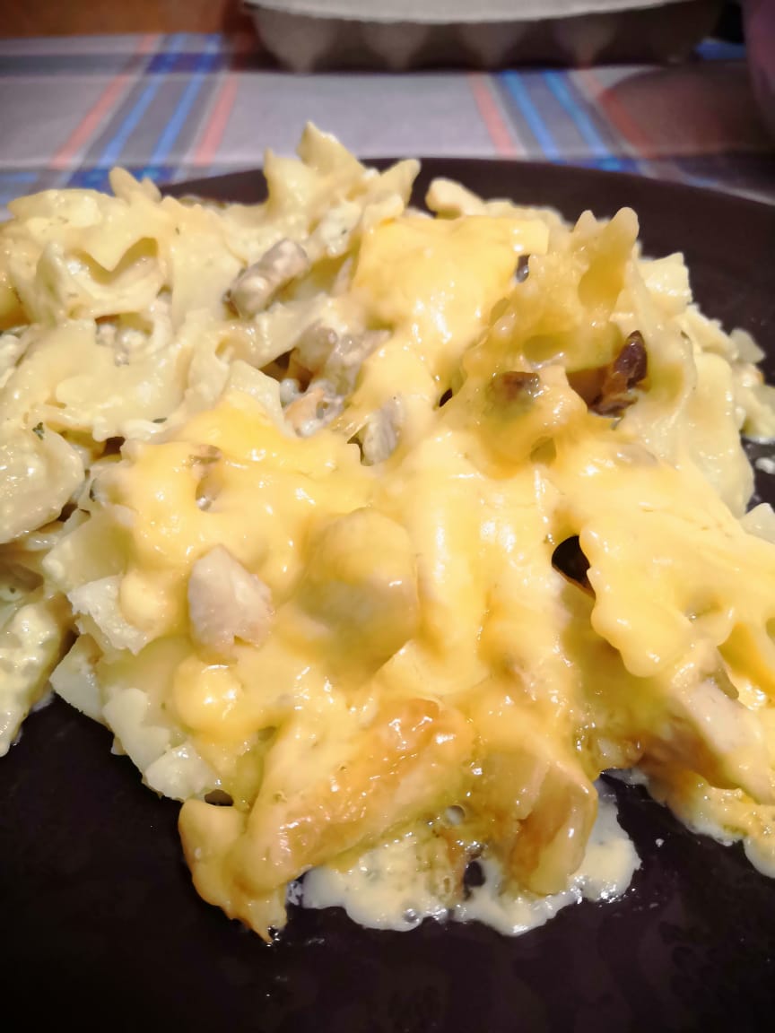 Макароны с курицей и грибами