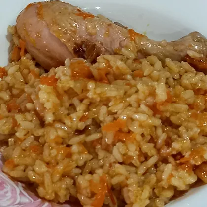 Курица с рисом, овощами в чесночном соусе