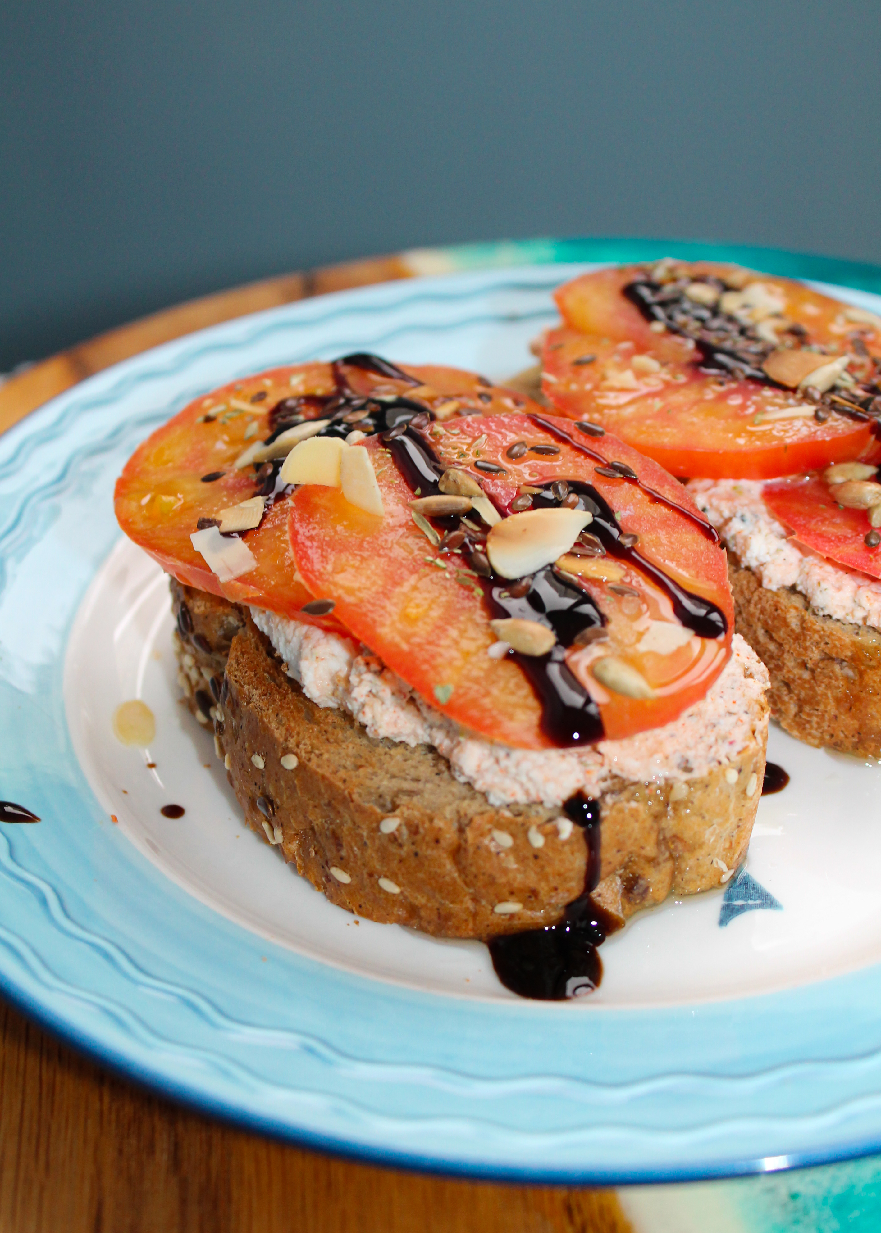 Тост (бутерброд) с пряной рикоттой и томатами