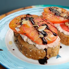 Тост (бутерброд) с пряной рикоттой и томатами 