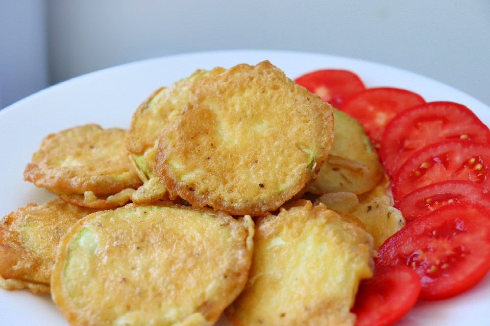 Жареные кабачки в кляре на сковороде с яйцом и мукой | Пикабу