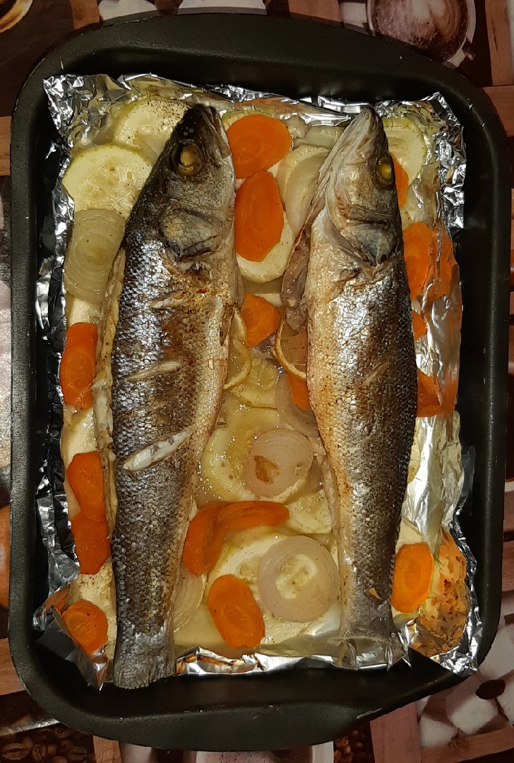 Сибас с овощами в духовке