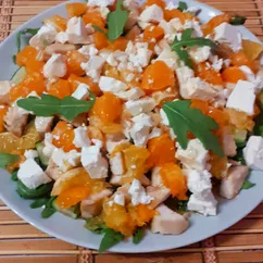 Салат из рукколы, курицы и мандаринов 