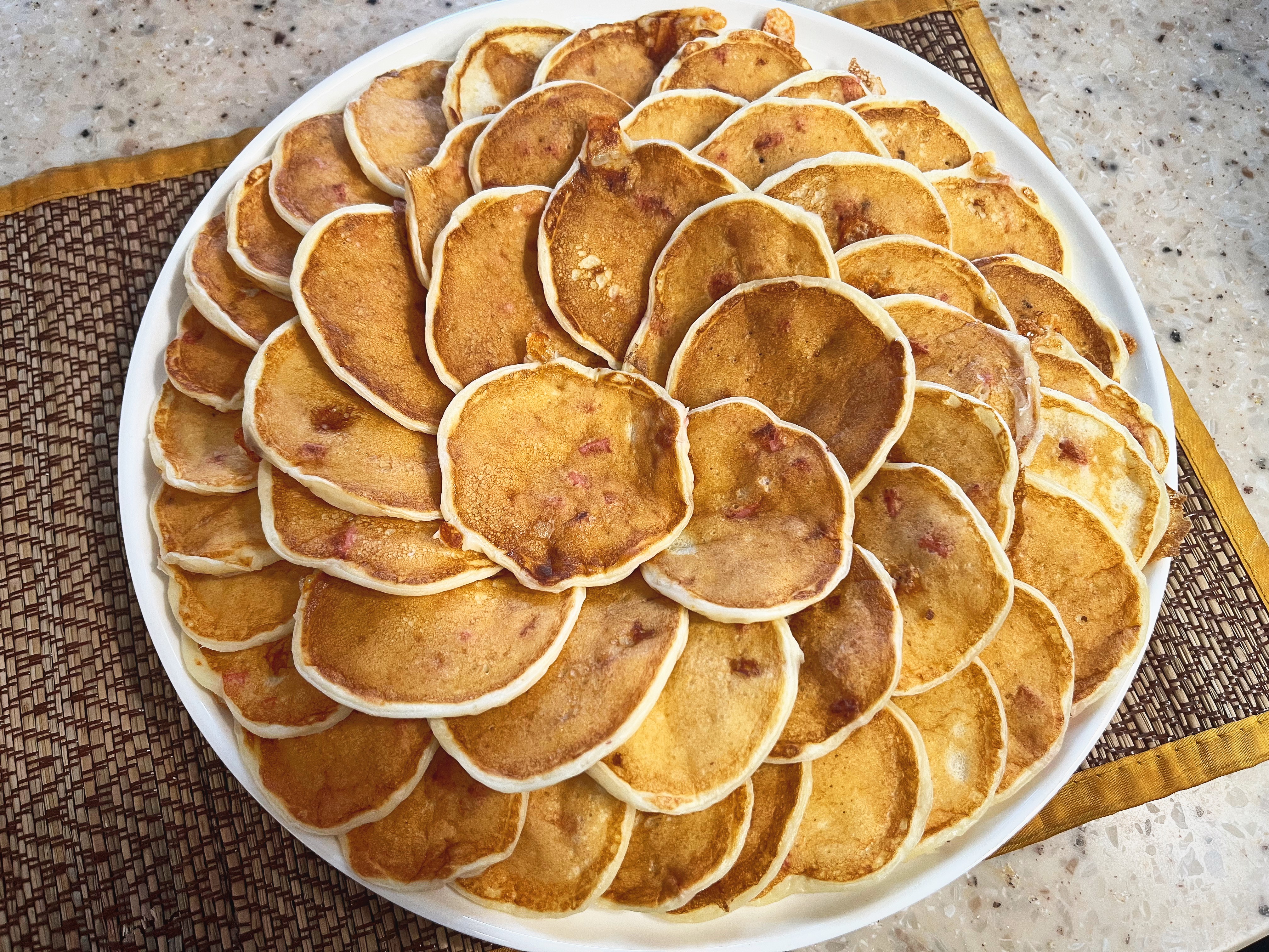 Оладьи с колбасой и сыром