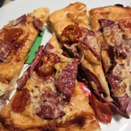 Пицца с колбасой, помидорами черри и красным луком
