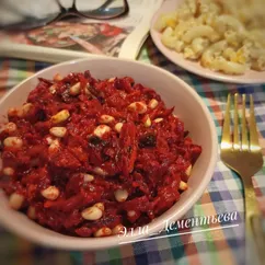 Свекольный салат с черносливом, чесноком и кедровыми орешками 