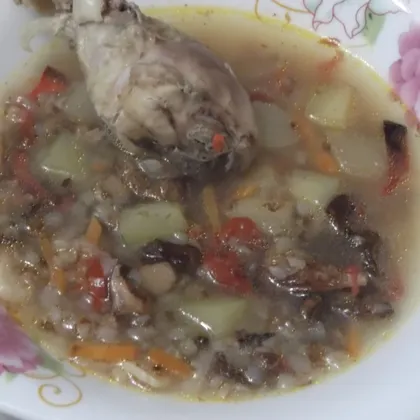Гречневый суп с лисичками и кабачком