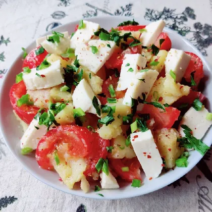 Салат из картофеля и помидоров