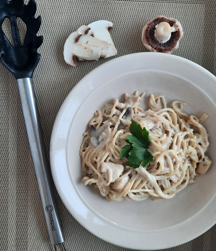 Паста с куриным филе и шампиньонами в сливках