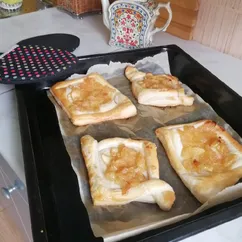 Слойки с яблоком