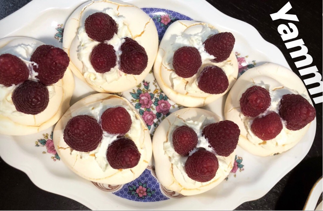 Безе с малиной