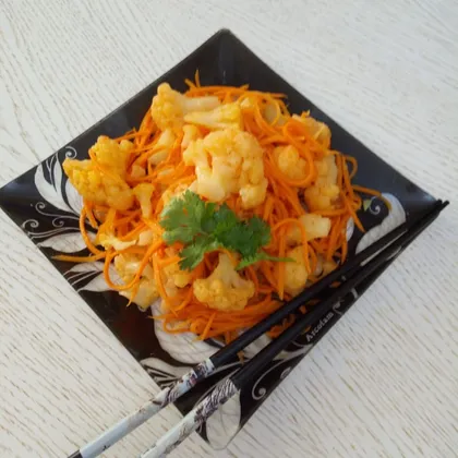 Салат из маринованной цветной капусты и моркови по-корейски