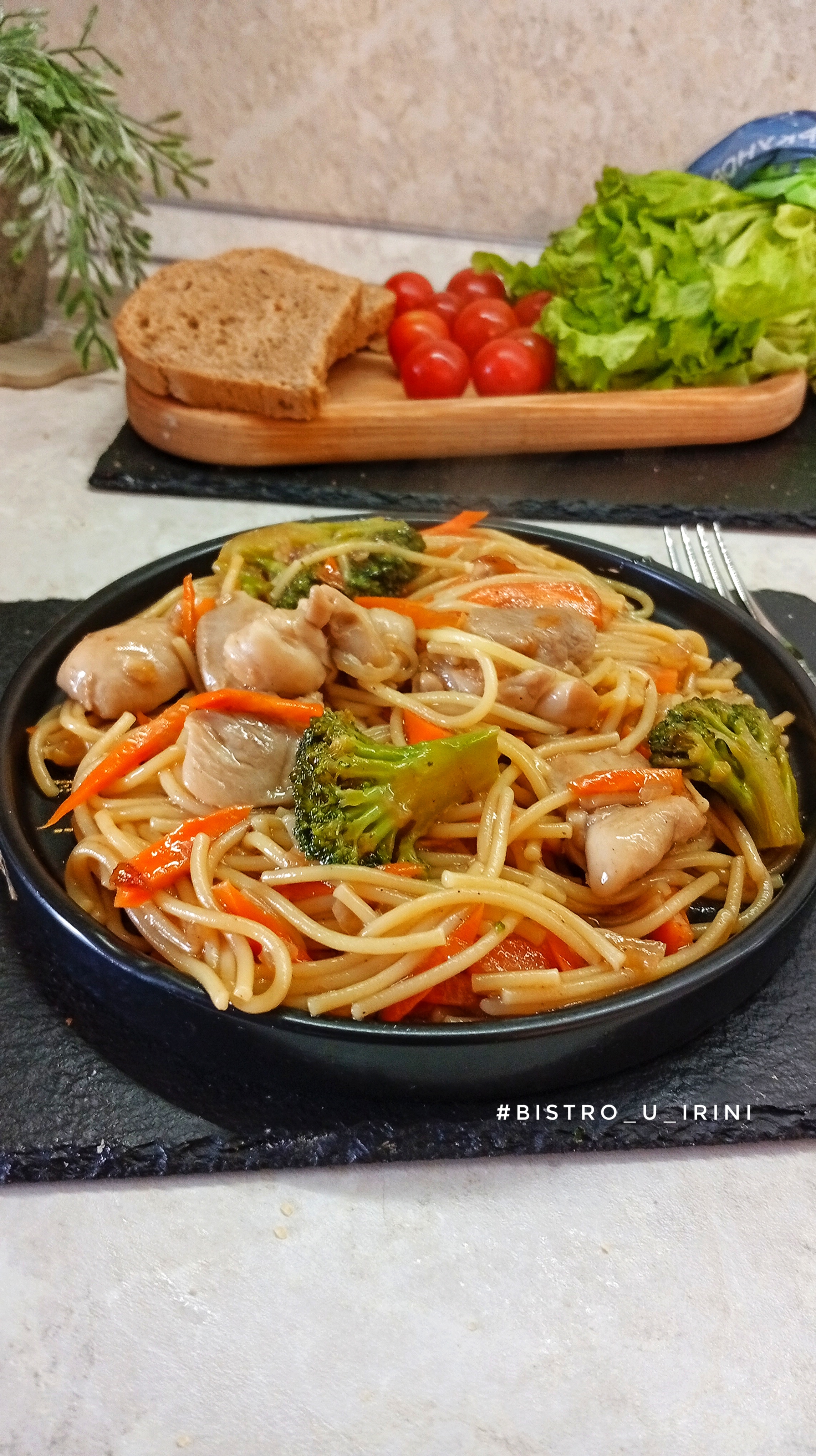 Лапша с курицей и овощами