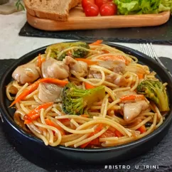 Лапша с курицей и овощами