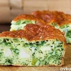 Нежный пирог с зелёным луком,курицей и сырной корочкой