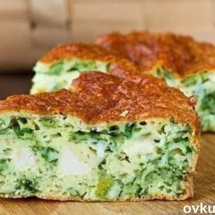 Нежный пирог с зелёным луком,курицей и сырной корочкой