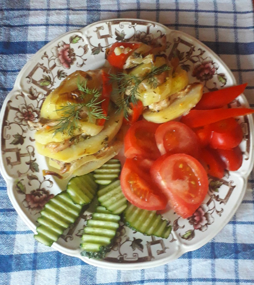 Картошка-гармошка с фаршем, сыром и помидорами