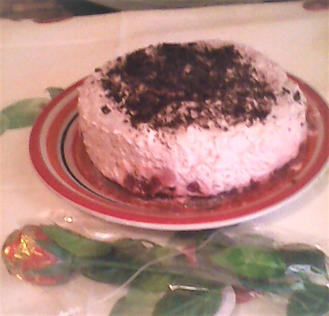 Сметанный десерт с клубникой и печеньем