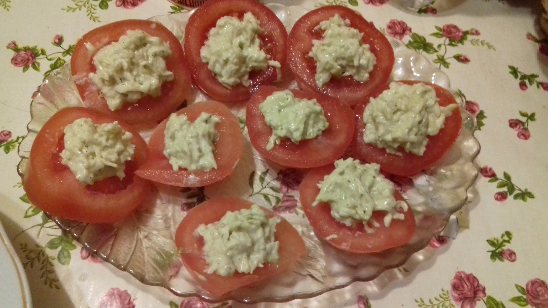 Помидоры с соусом Pesto и лимонным соком