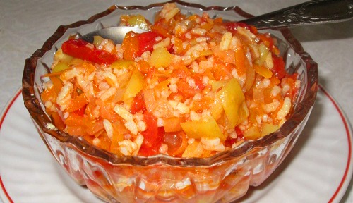 Рецепт: Салат на зиму с рисом - С помидорами и болгарским перцем
