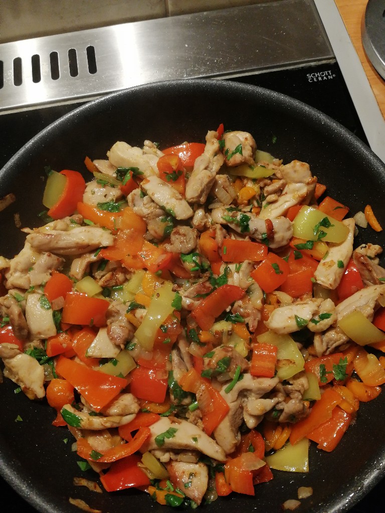 Куриные бедрышки с овощами
