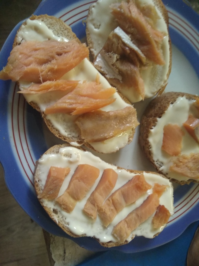 Бутерброды с красной рыбкой