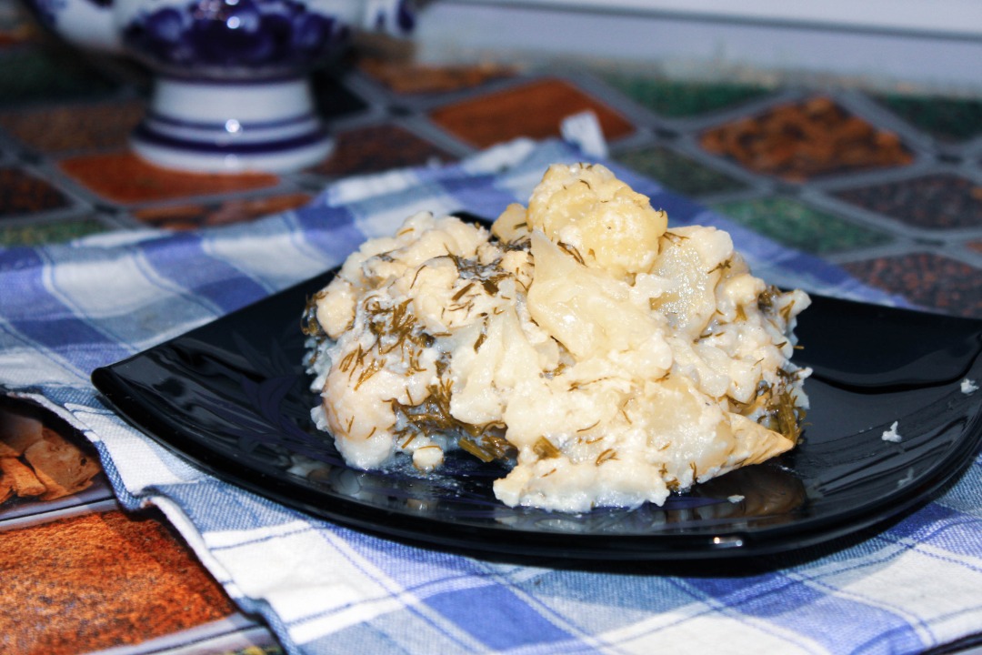 Цветная капуста под кефирно-чесночном соусом