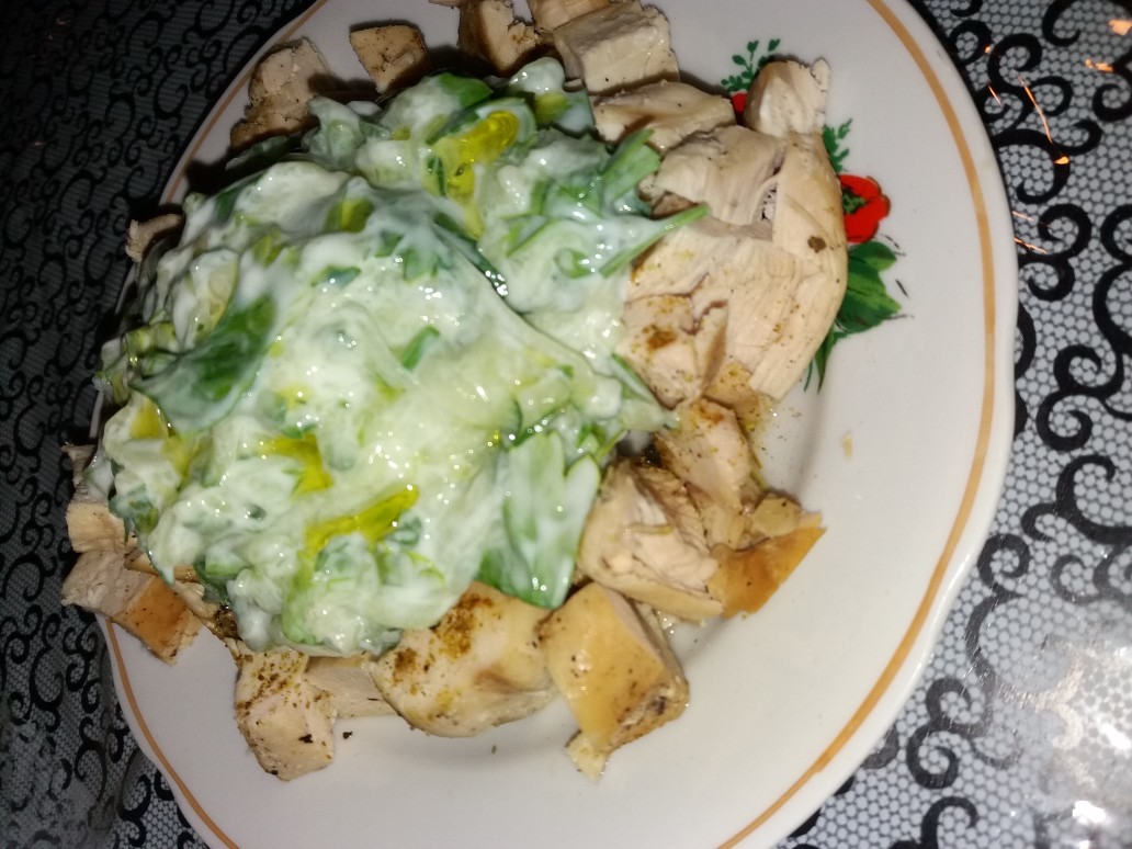 Курица с соусом дзадзики