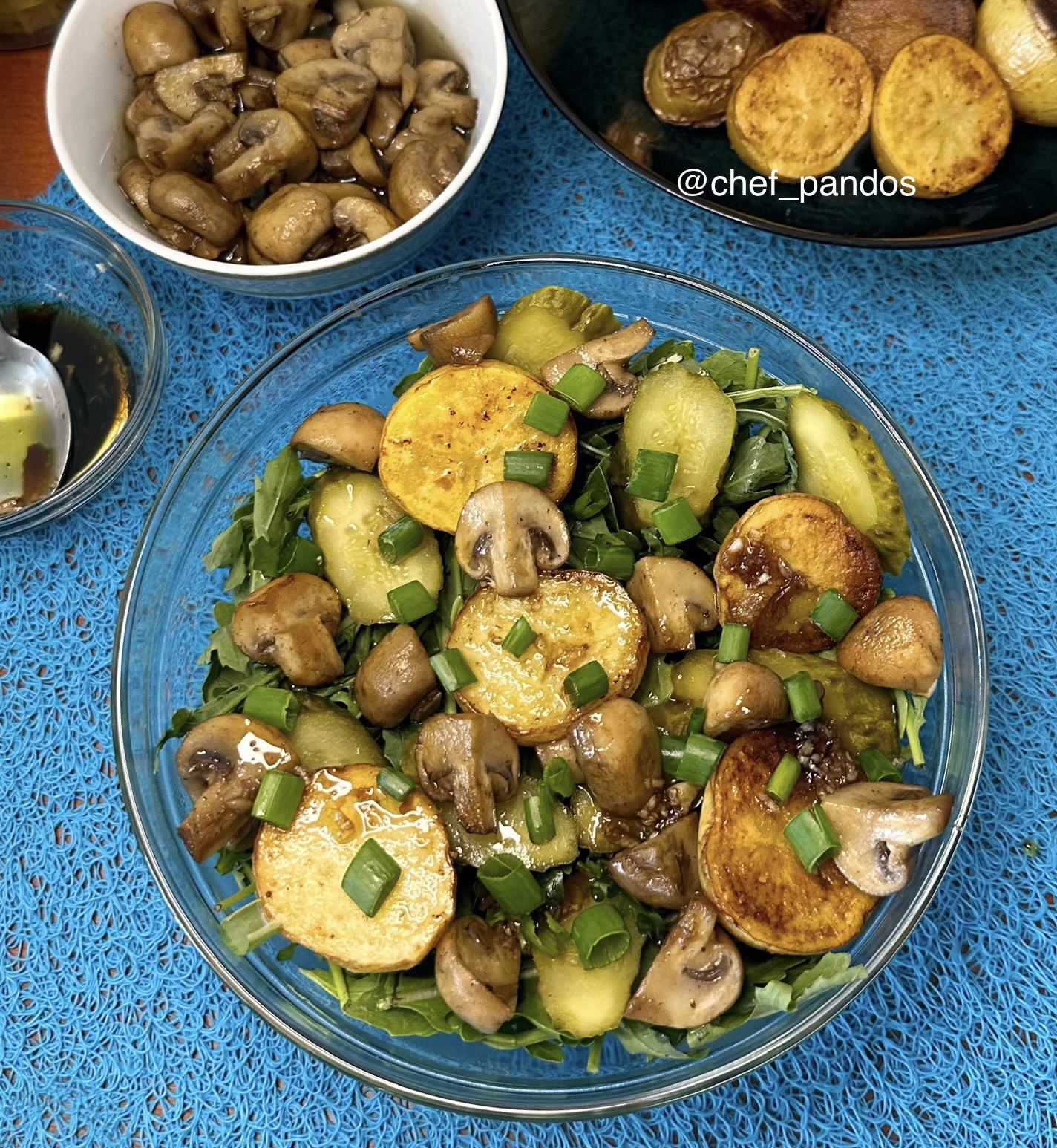 Тёплый салат с шампиньонами, картофелем и маринованными огурчиками