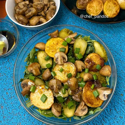 Тёплый салат с шампиньонами, картофелем и маринованными огурчиками