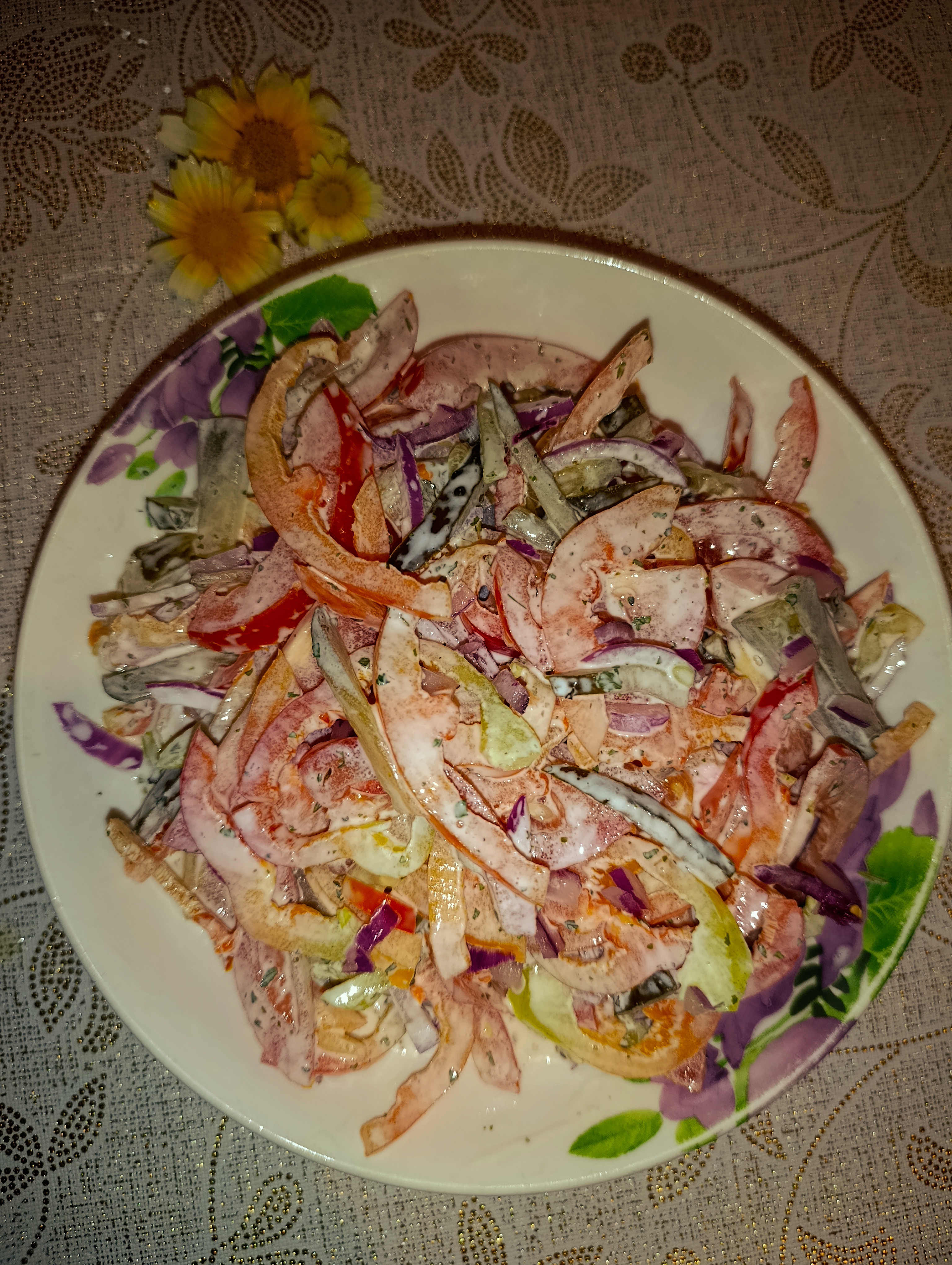 Салат с перцем, солёным огурцом и помидором