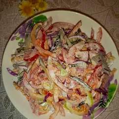 Салат с перцем, солёным огурцом и помидором