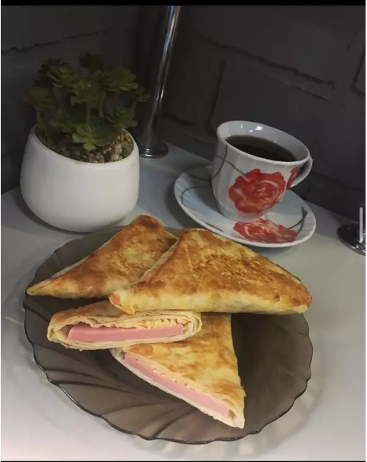 Треугольники из лаваша с сыром и колбасой