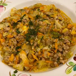 Тушеная капуста с фаршем и овощами