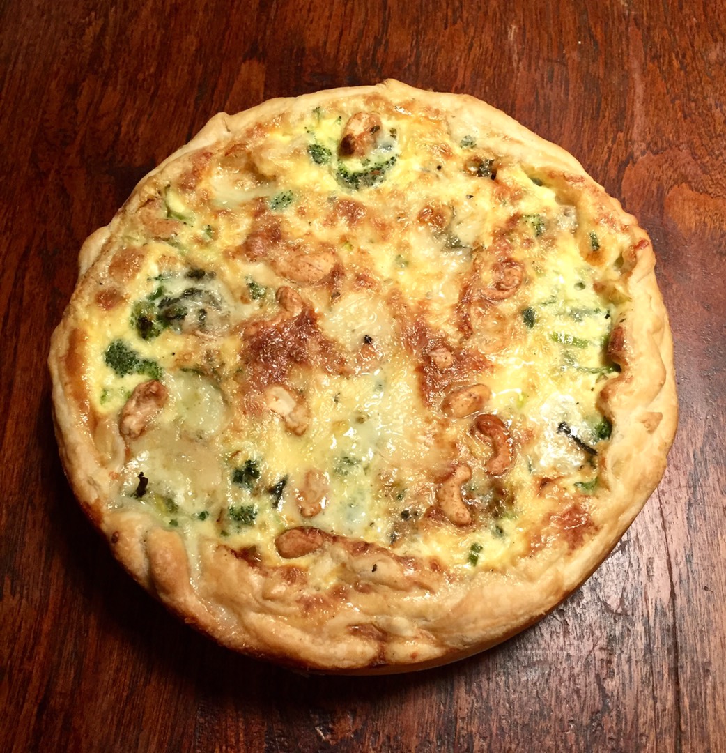 Киш с брокколи, пореем и голубым сыром
