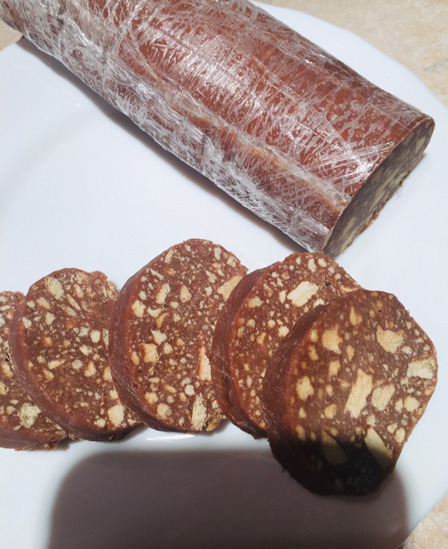 Рецепт сладкой колбасы со сгущенкой пошаговый из печенья и какао