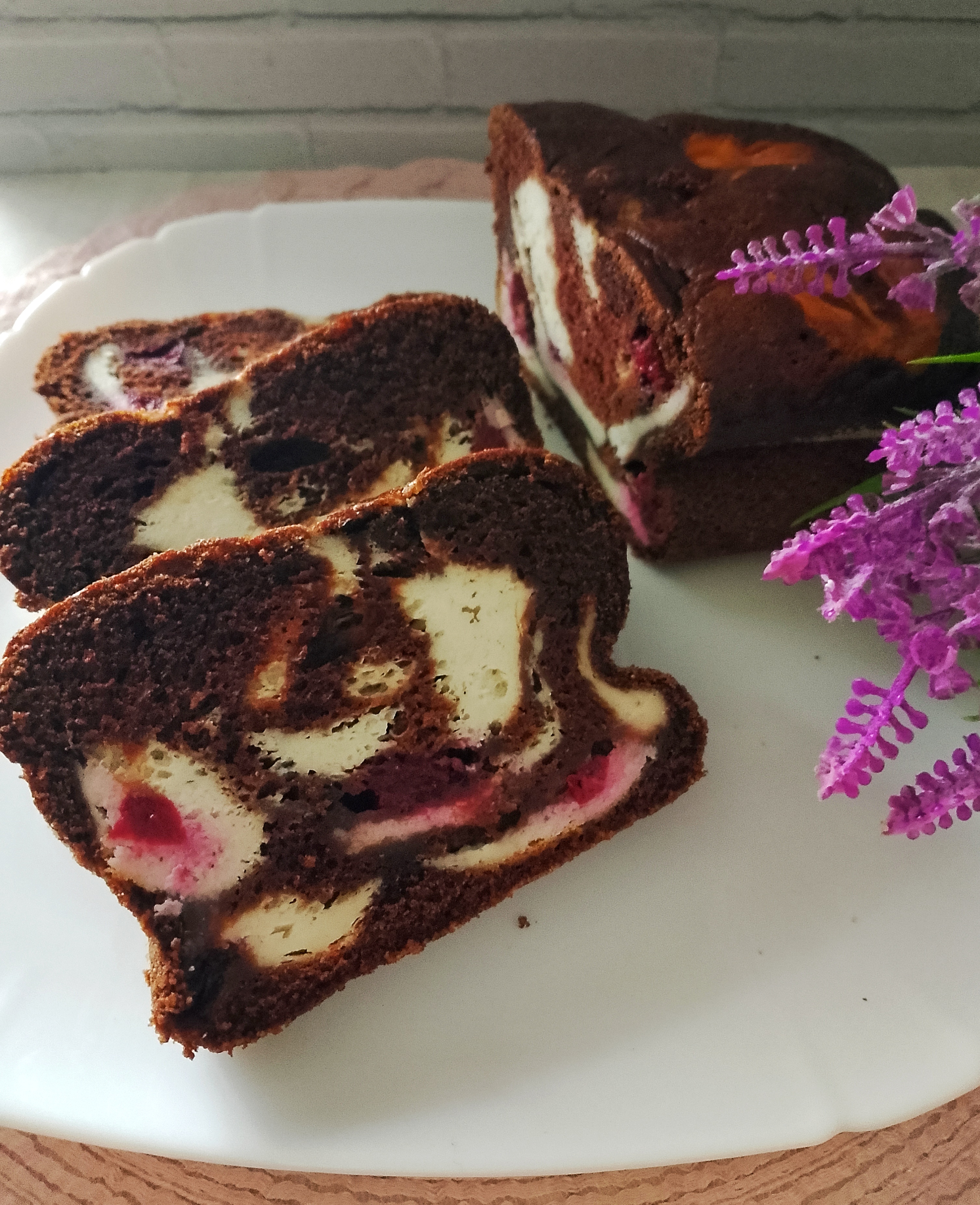 Мраморный шоколадный пирог с творогом и вишней