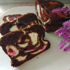 Мраморный шоколадный пирог с творогом и вишней