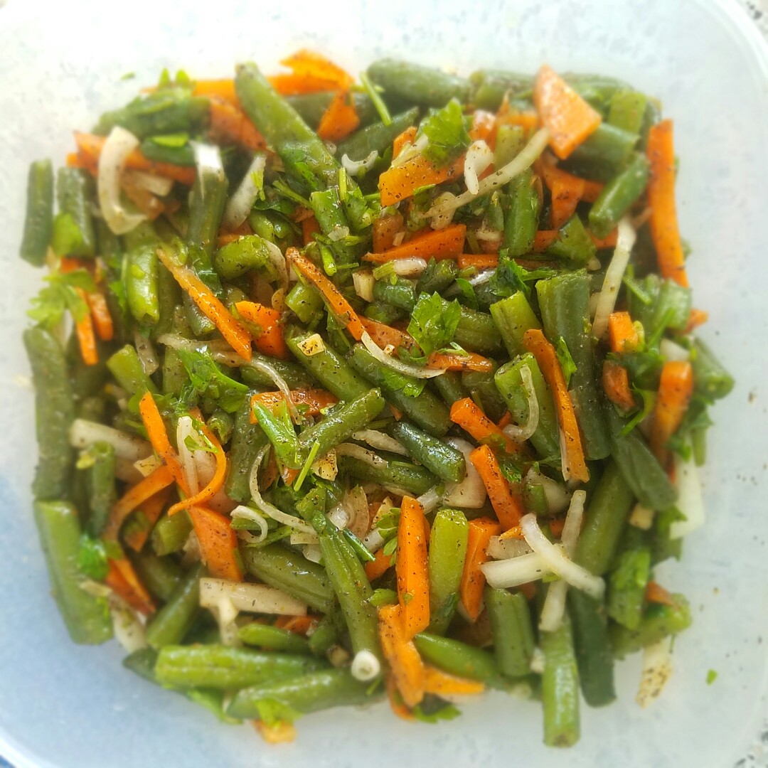 Салат со стручковой фасолью и корейской морковью