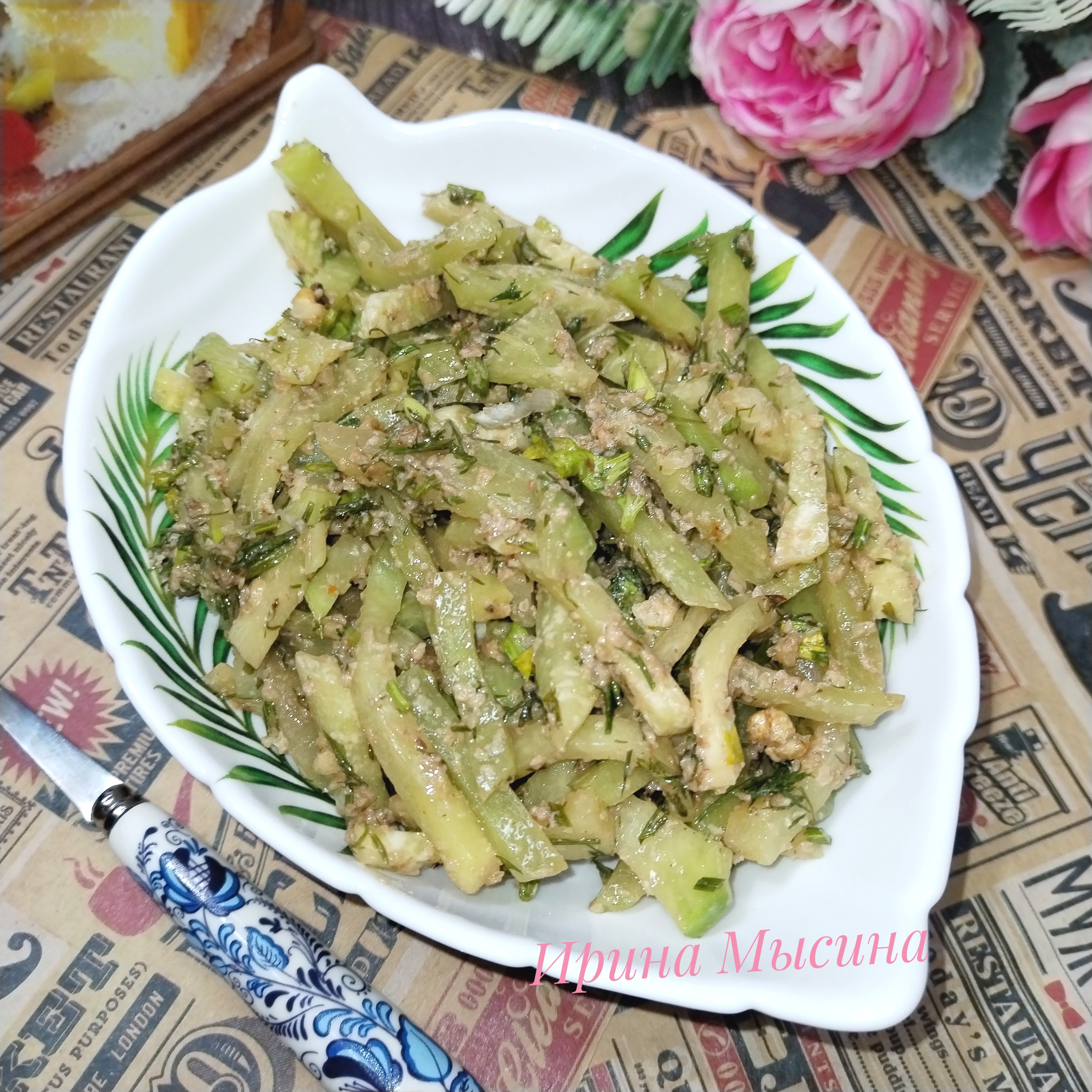 Зелёная редька с орехами в соевом соусе 