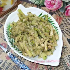 Зелёная редька с орехами в соевом соусе 