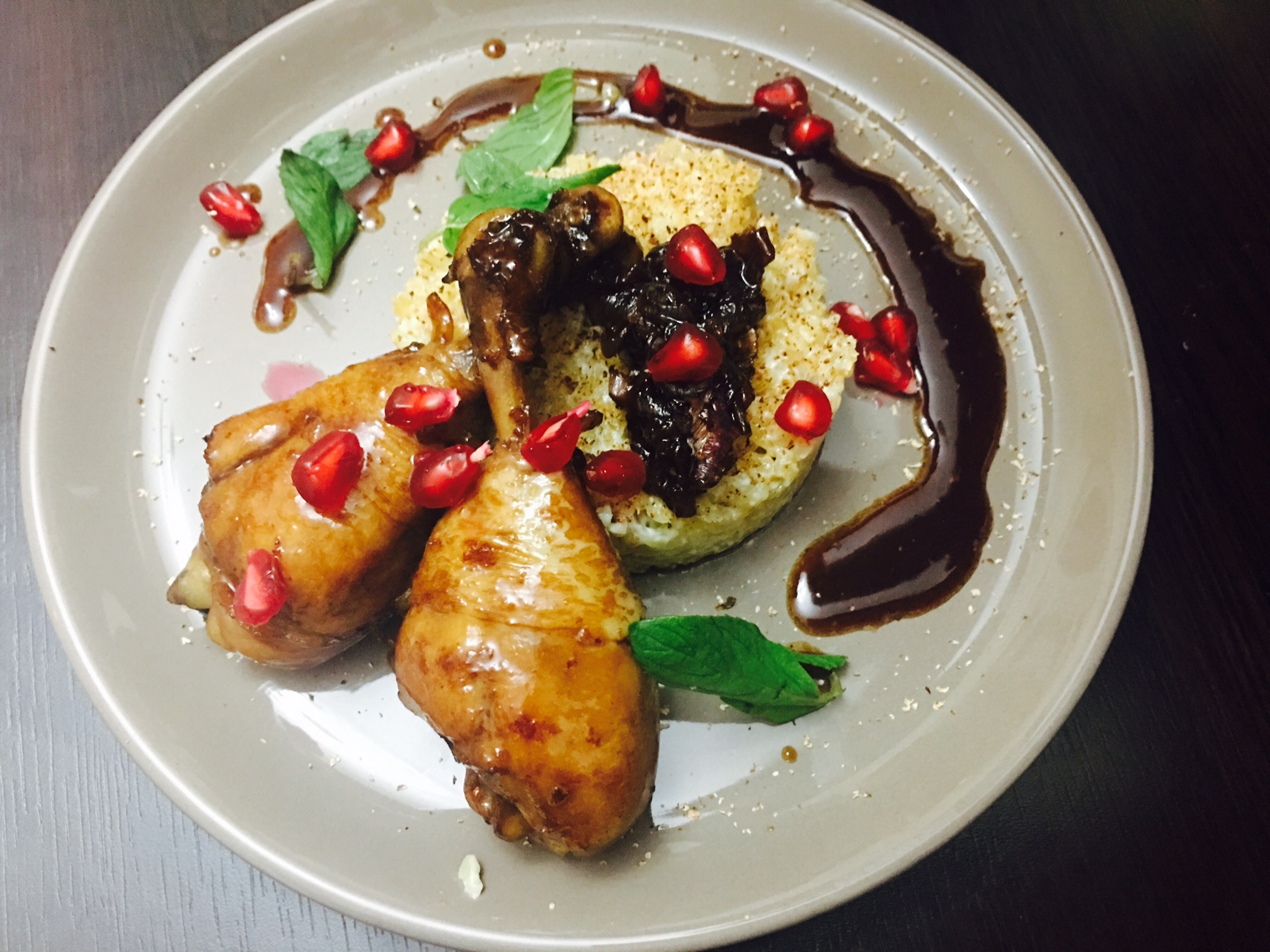 Ризотто из булгура с куриными ножками в гранатово-медовой глазури