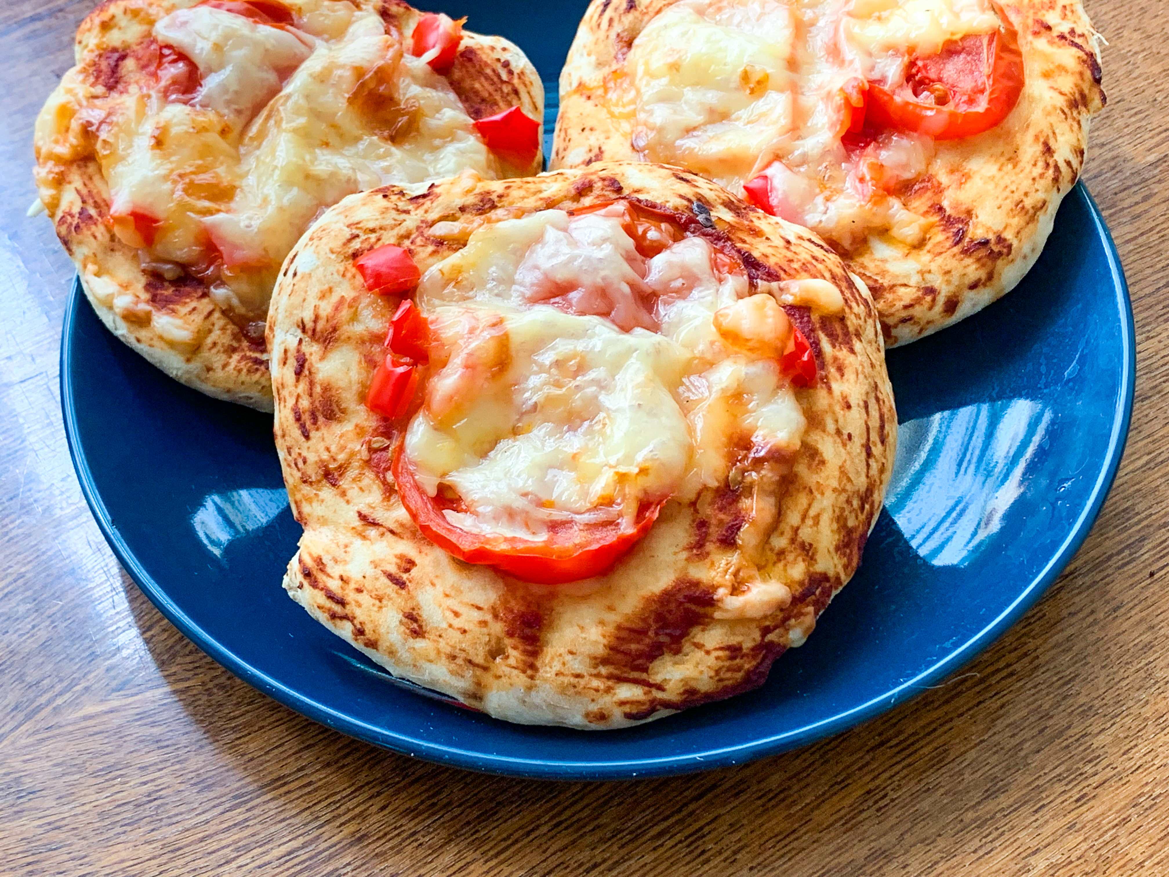 Лепешки с помидорами, сладким перцем и сыром