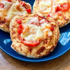 Лепешки с помидорами, сладким перцем и сыром