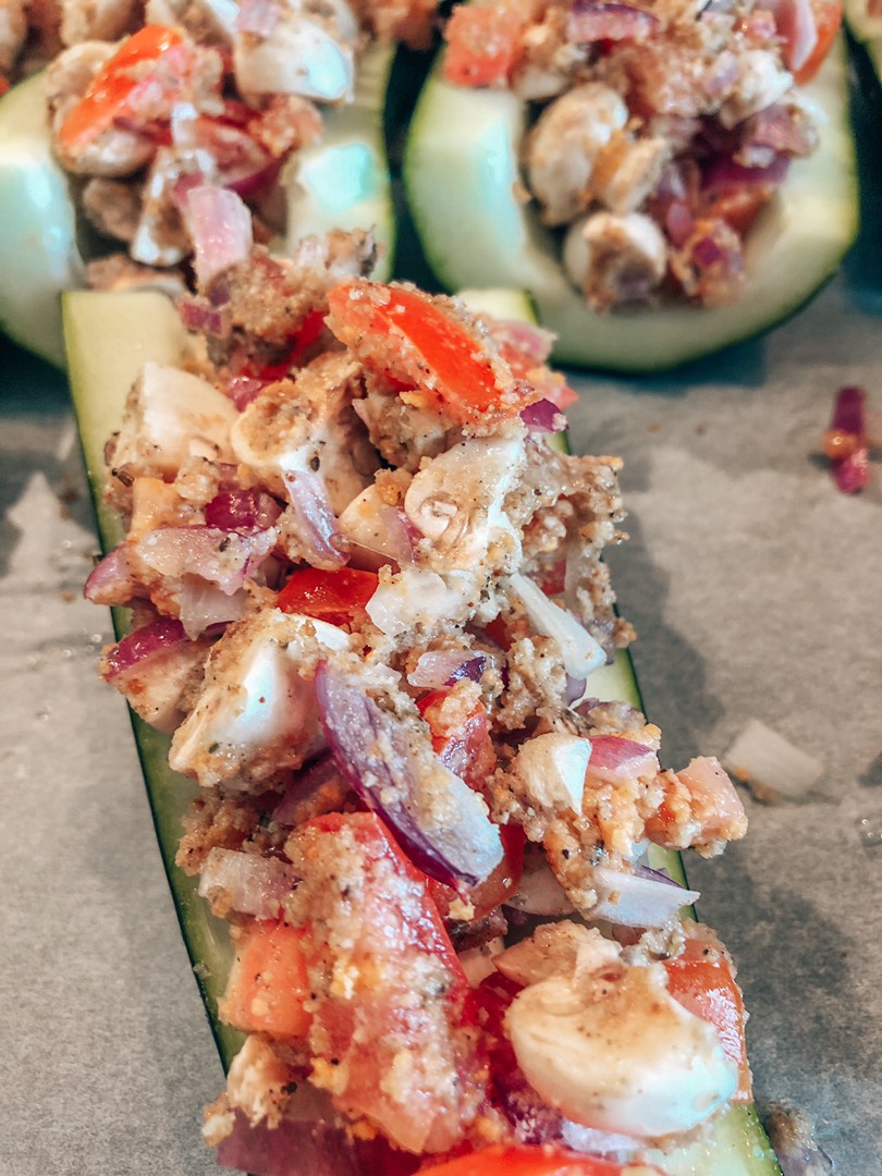 Кабачки, фаршированные овощами