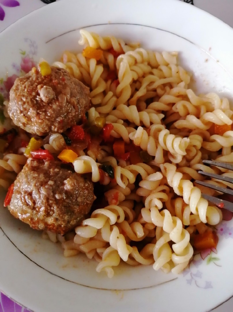 Мясные шарики тушёные с овощами