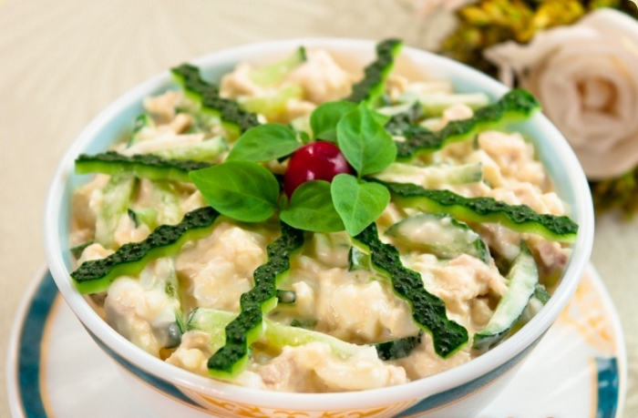 Салат с отварной курицей, свежими огурцами и орехами